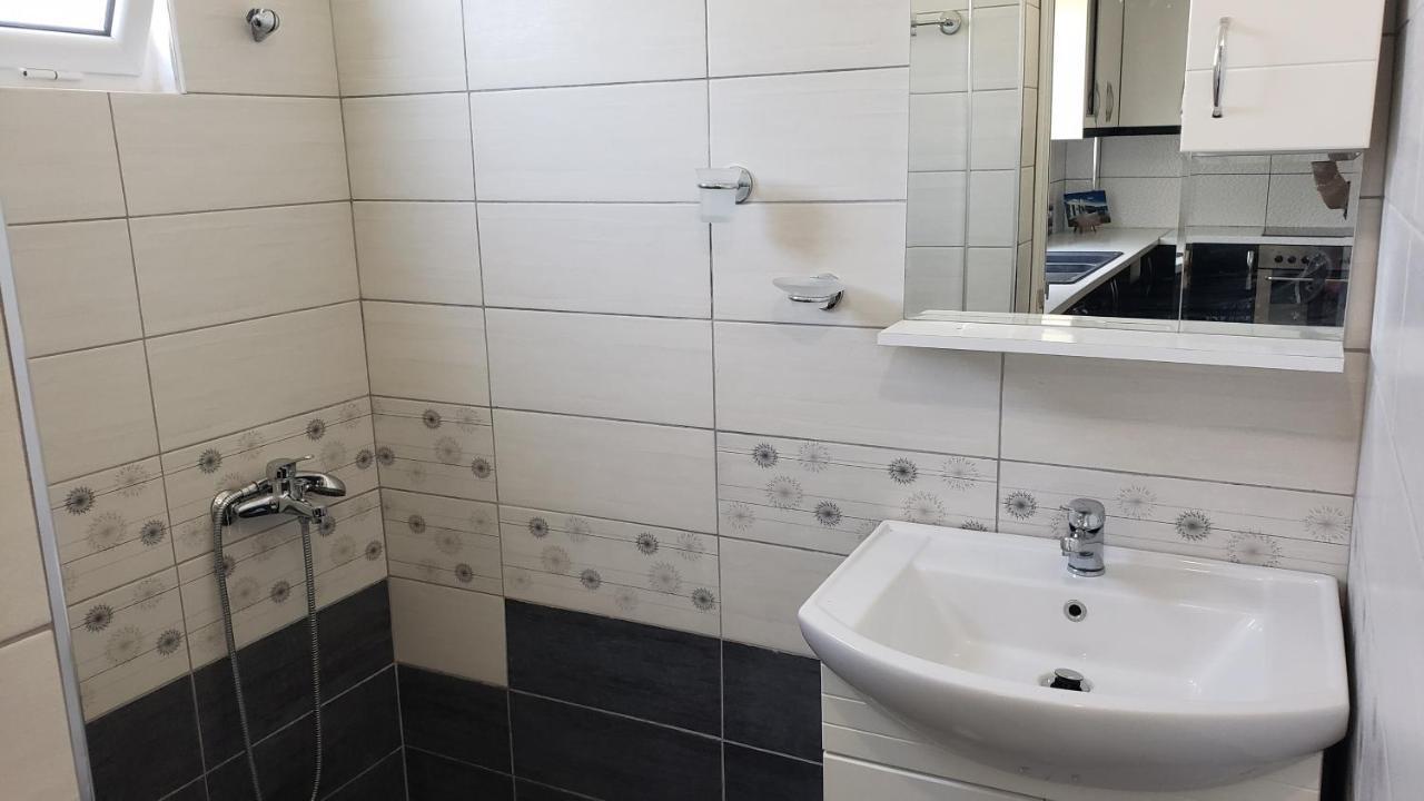 Guesthouse Shehu Ksamil Bagian luar foto
